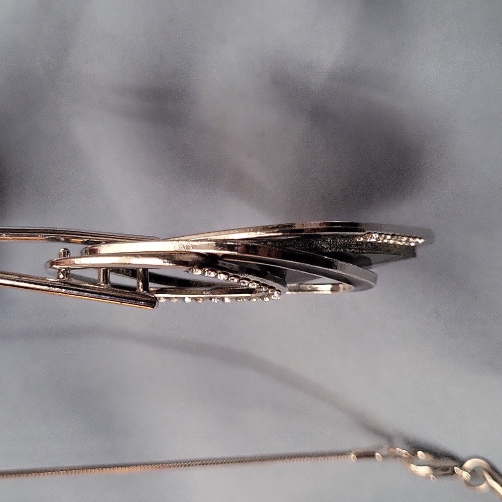 🩷 3/$15 3-tier Diamond Shaped Silver Pendant Necklace with crystal detail NWOT - Picture 3 of 5